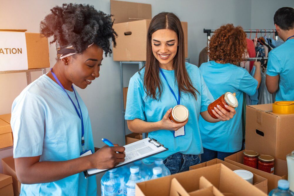 jóvenes realizando servicio comunitario